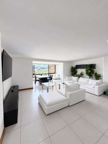  SE ALQUILA APARTAMENTO LA LOMA ESCALÓN SIN MUEBLES,  Tiene 220 m² de construcción Elegante sala y comedor. Cocina de 