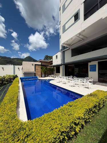  SE ALQUILA APARTAMENTO LA LOMA ESCALÓN SIN MUEBLES,  Tiene 220 m² de construcción Elegante sala y comedor. Cocina de 