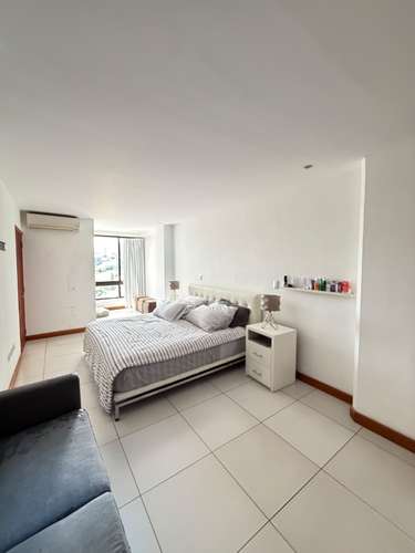  SE ALQUILA APARTAMENTO LA LOMA ESCALÓN SIN MUEBLES,  Tiene 220 m² de construcción Elegante sala y comedor. Cocina de 