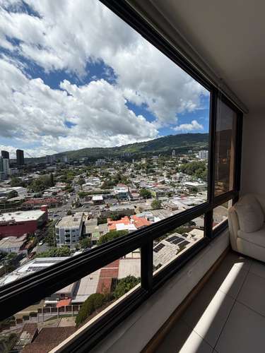  SE ALQUILA APARTAMENTO LA LOMA ESCALÓN SIN MUEBLES,  Tiene 220 m² de construcción Elegante sala y comedor. Cocina de 