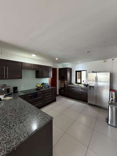  SE ALQUILA APARTAMENTO LA LOMA ESCALÓN SIN MUEBLES,  Tiene 220 m² de construcción Elegante sala y comedor. Cocina de 