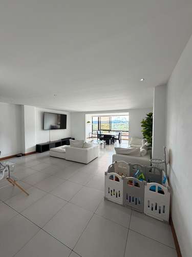  SE ALQUILA APARTAMENTO LA LOMA ESCALÓN SIN MUEBLES,  Tiene 220 m² de construcción Elegante sala y comedor. Cocina de 