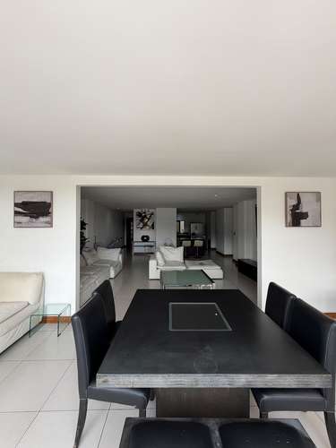  SE ALQUILA APARTAMENTO LA LOMA ESCALÓN SIN MUEBLES,  Tiene 220 m² de construcción Elegante sala y comedor. Cocina de 