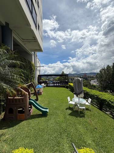  SE ALQUILA APARTAMENTO LA LOMA ESCALÓN SIN MUEBLES,  Tiene 220 m² de construcción Elegante sala y comedor. Cocina de 