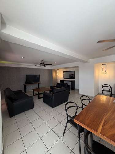  SE ALQUILA APARTAMENTO LA LOMA ESCALÓN SIN MUEBLES,  Tiene 220 m² de construcción Elegante sala y comedor. Cocina de 