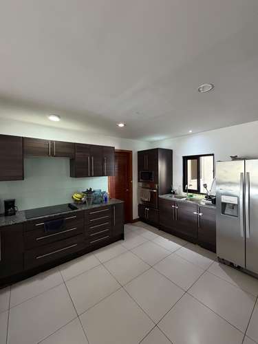  SE ALQUILA APARTAMENTO LA LOMA ESCALÓN SIN MUEBLES,  Tiene 220 m² de construcción Elegante sala y comedor. Cocina de 