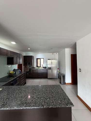  SE ALQUILA APARTAMENTO LA LOMA ESCALÓN SIN MUEBLES,  Tiene 220 m² de construcción Elegante sala y comedor. Cocina de 
