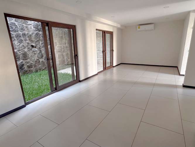 A estrenar en Premier Zaragoza | 3 vehículos| 3 hab | 4 A/C y jardín