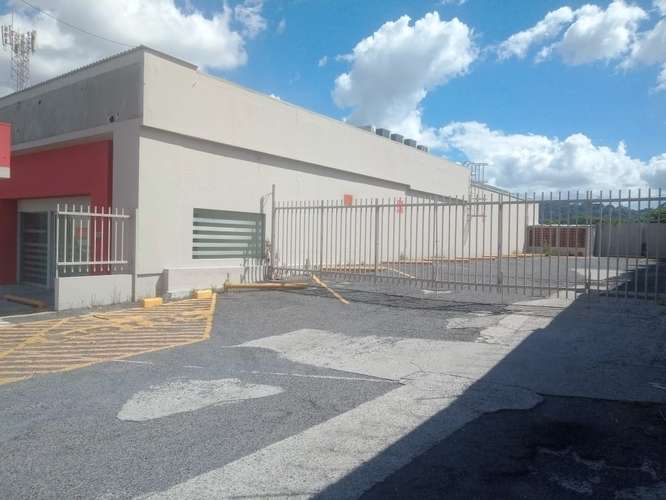 Se Alquila LOCAL comercial en Ciudad Merliot, Santa Tecla, con amplio estacionamiento. 