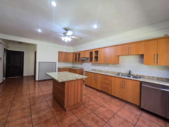 SE VENDE CASA CUMBRES DE CUSCATLÁN, PRIVADO, Tiene 643 v2 de terreno y 440 mts2 de construcción  4 habitaciones  - Imagen 11