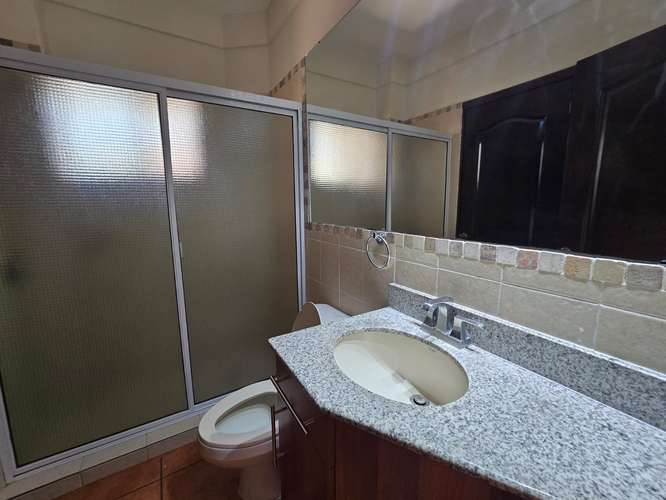 SE VENDE CASA CUMBRES DE CUSCATLÁN, PRIVADO, Tiene 643 v2 de terreno y 440 mts2 de construcción  4 habitaciones  - Imagen 5