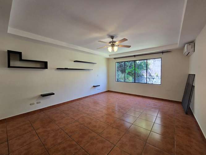 SE VENDE CASA CUMBRES DE CUSCATLÁN, PRIVADO, Tiene 643 v2 de terreno y 440 mts2 de construcción  4 habitaciones  - Imagen 2