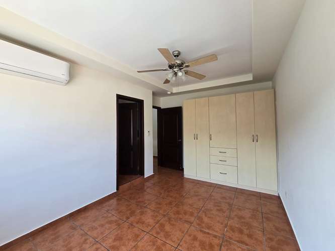 SE VENDE CASA CUMBRES DE CUSCATLÁN, PRIVADO, Tiene 643 v2 de terreno y 440 mts2 de construcción  4 habitaciones  - Imagen 3