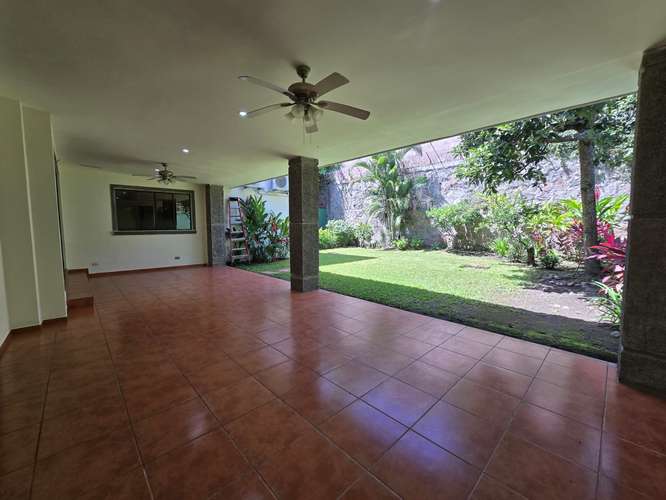 SE VENDE CASA CUMBRES DE CUSCATLÁN, PRIVADO, Tiene 643 v2 de terreno y 440 mts2 de construcción  4 habitaciones  - Imagen 4