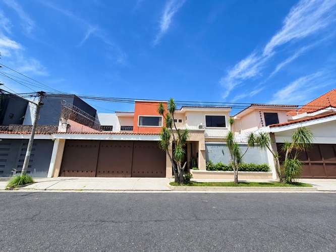 SE VENDE CASA CUMBRES DE CUSCATLÁN, PRIVADO, Tiene 643 v2 de terreno y 440 mts2 de construcción  4 habitaciones 