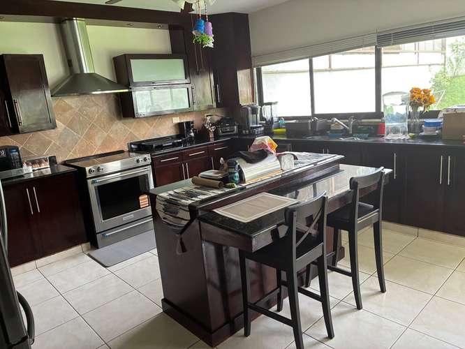 Exclusiva casa de 2 niveles en Cumbres de Cuscatlán con seguridad 24 horas - Imagen 5